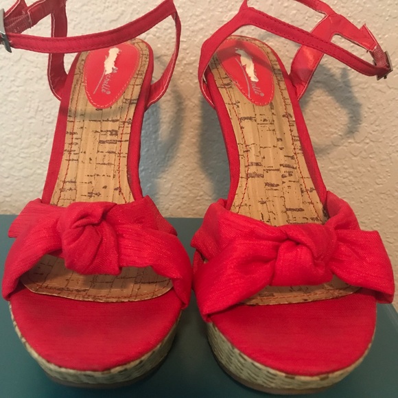 Red ankle strap heels - Picture 6 of 8